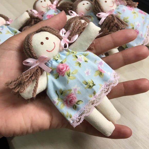 Com trapos e farrapos vamos fazer uma Boneca de meia e trapos!